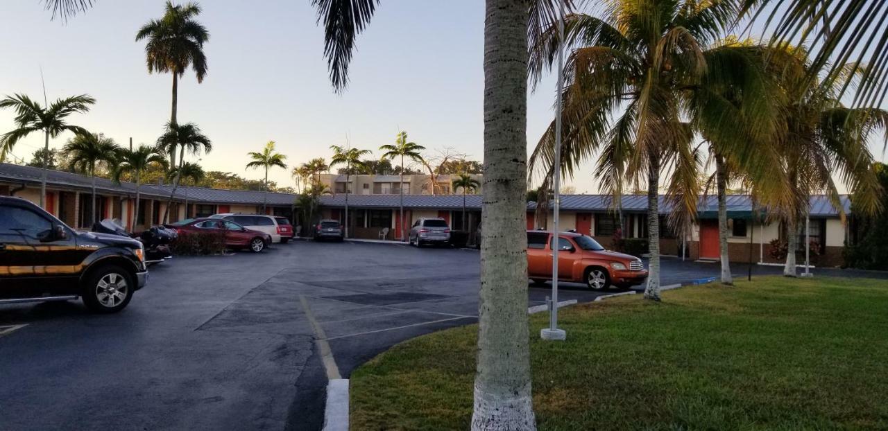 Deluxe Inn Motel - Homestead Exterior photo